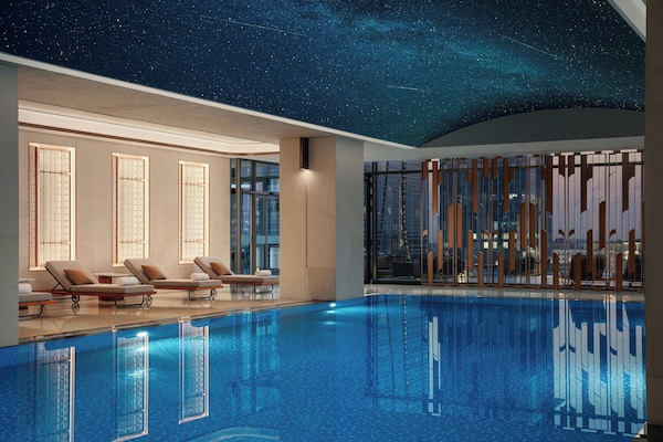 Una piscina techada, una piscina al aire libre de temporada