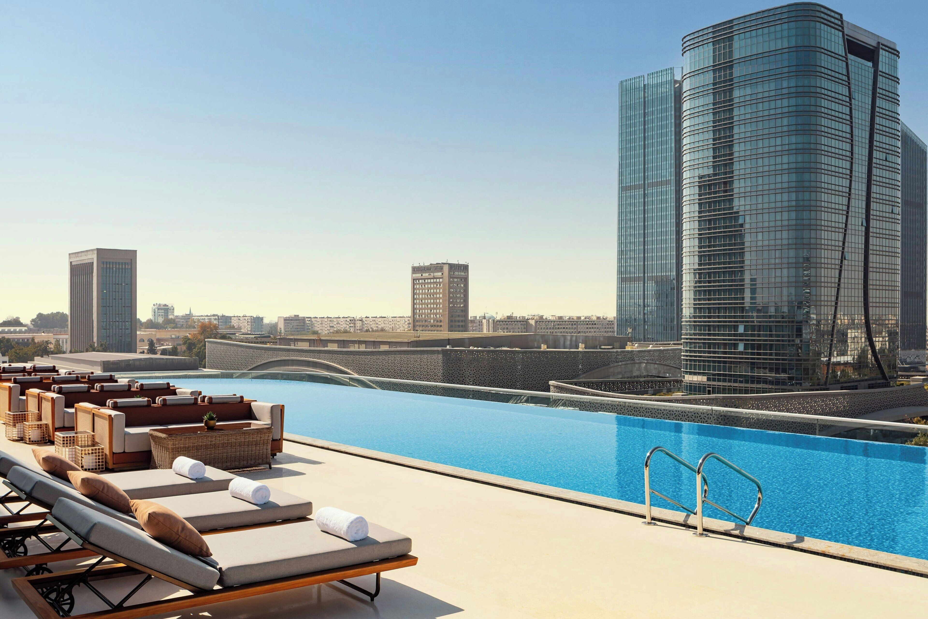 Hồ bơi trong nhà, hồ bơi ngoài trời phục vụ theo mùa 