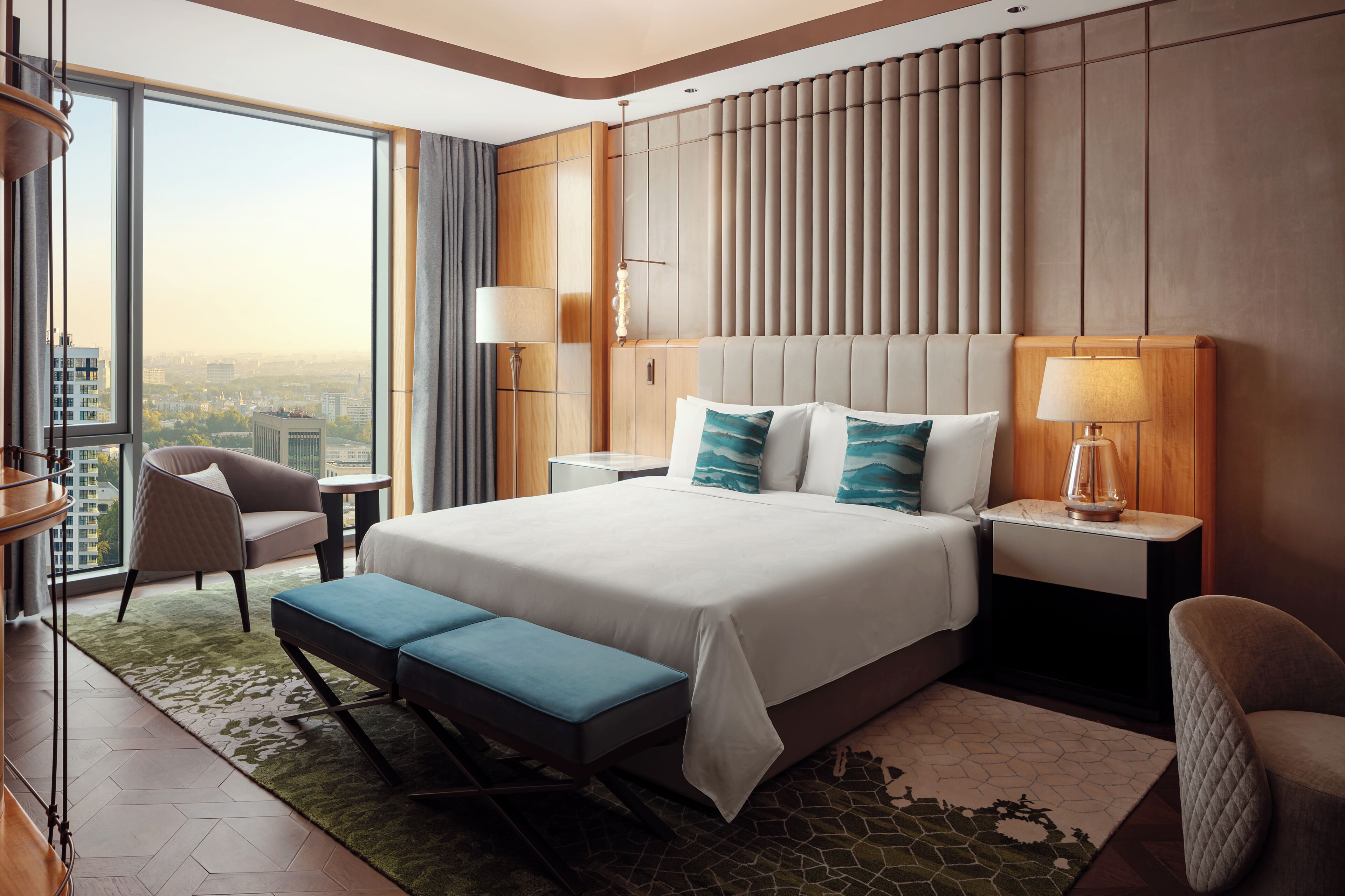 Executive Suite, Concierge lounge access, 1 Bedroom Suite, 1 King, City view | Literie de qualité, couette en duvet, lit avec matelas Tempur-Pedic