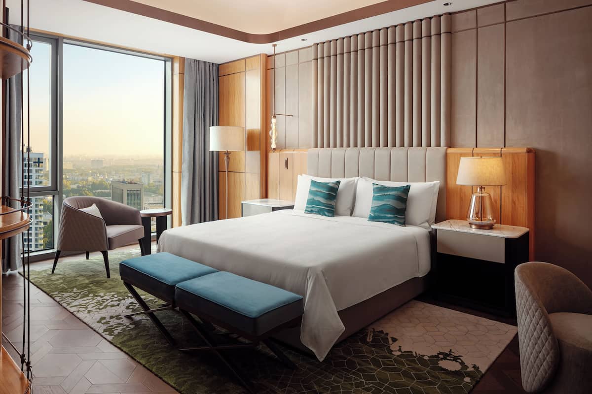 Executive Suite, Concierge lounge access, 1 Bedroom Suite, 1 King, City view | Literie de qualité, couette en duvet, lit avec matelas Tempur-Pedic
