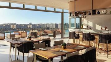 Beltéri medence, szezonális szabadtéri medence