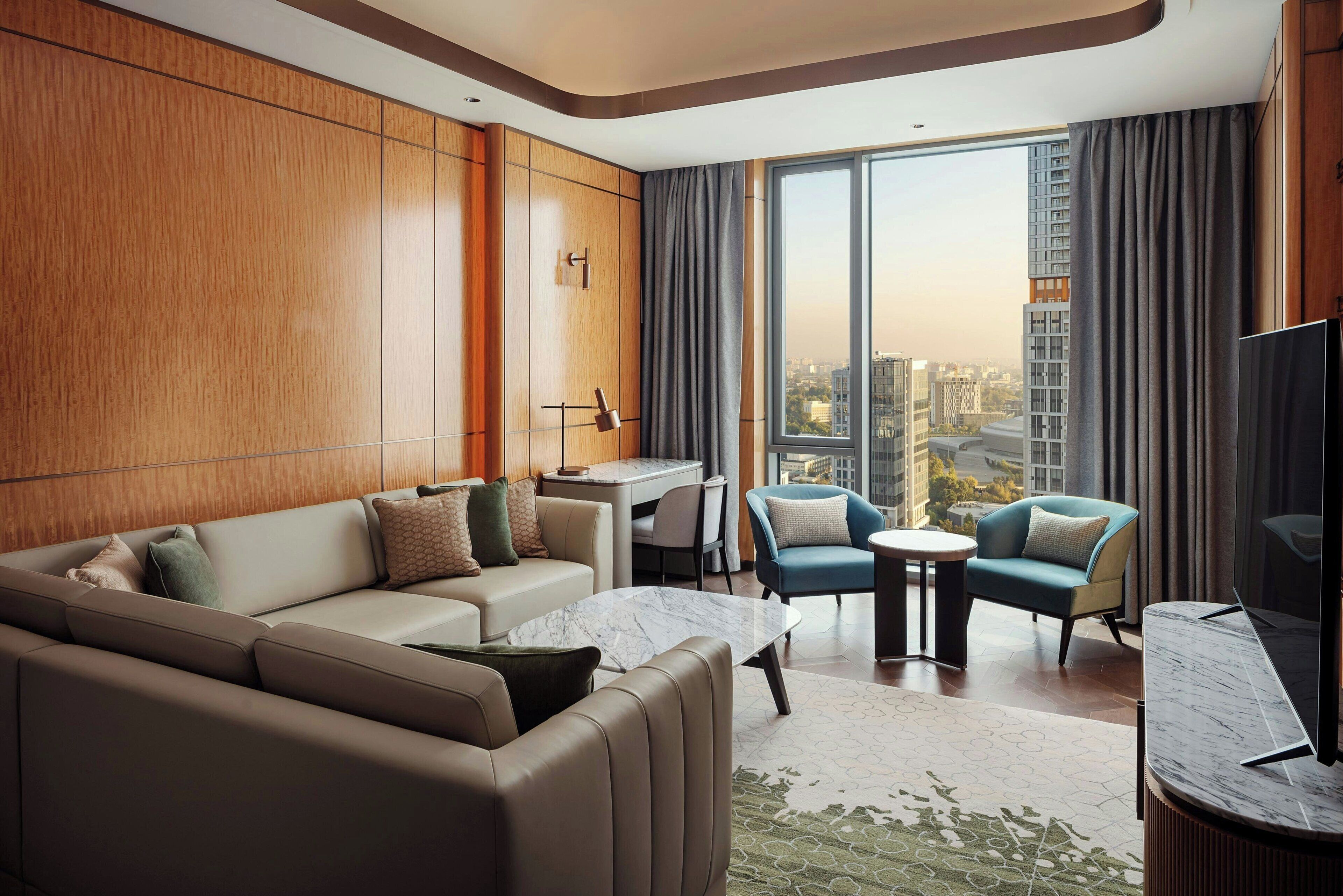 Executive-Suite, 1 Schlafzimmer | Wohnzimmer | 65-Zoll-Flachbildfernseher mit Digitalempfang