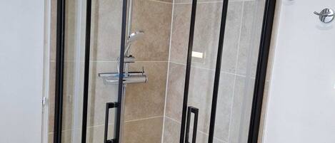 Haartrockner, Handtücher, Toilettenpapier