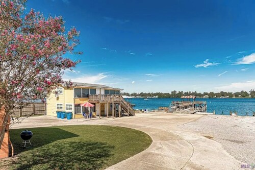 EAGLES NEST #4 AT THE VILLAS, A COZY EFFICIENCY. BEAUTIFUL VIEWS OF FALSE RIVER.