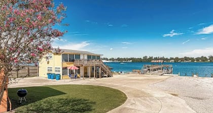 EAGLES NEST #4 AT THE VILLAS, A COZY EFFICIENCY. BEAUTIFUL VIEWS OF FALSE RIVER.