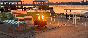 EAGLES NEST #4 AT THE VILLAS, A COZY EFFICIENCY. BEAUTIFUL VIEWS OF FALSE RIVER.