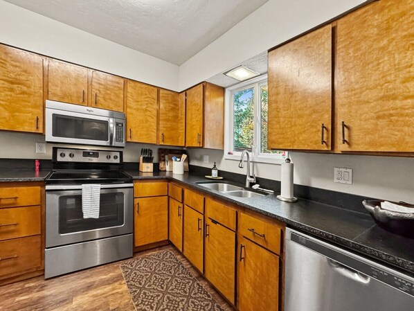 Réfrigérateur, four à micro-ondes, un four, surface de cuisson