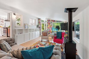 Smart-TV, Kamin, Bücher