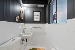 Haartrockner, Handtücher, Seife, Shampoo