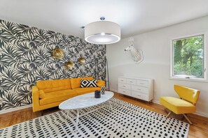 Smart-TV, Kamin, Bücher
