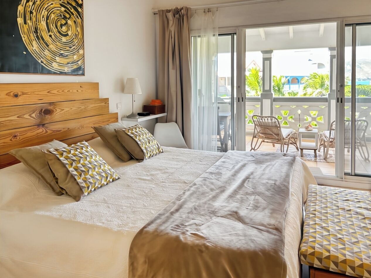 2 habitaciones, escritorio y tabla de planchar con plancha 