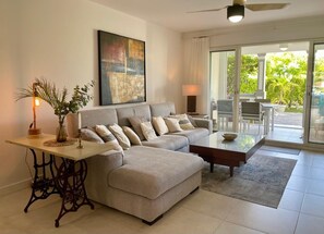 Smart TV, books, stereo - Luxury Sea-View 2 Bedrooms,  Duplex town house, Pool, private OrientBeach Access (Orient bay)