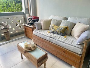 Smart TV, books, stereo