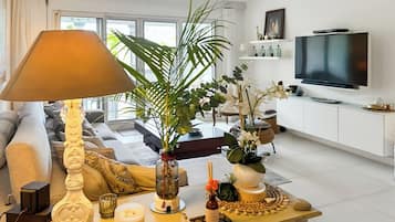 Smart TV, libros, estéreo