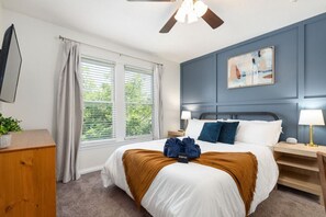 2 bedrooms, desk, iron/ironing board, WiFi