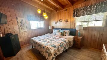 4 bedrooms, desk, WiFi, bed sheets