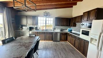 ثلاجة، ميكروويف، فرن، موقد طهي مسطح