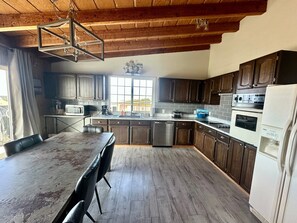 ثلاجة، ميكروويف، فرن، موقد طهي مسطح