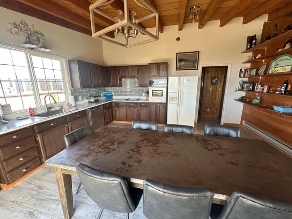Fridge, microwave, oven, stovetop - Navigator House - Gold Beach, Oregon (Gold Beach)