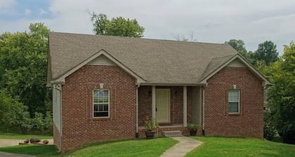 Cozy 3-bedroom house located near downtown Clarksville