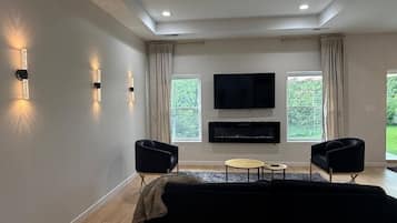 Una Smart TV, una chimenea