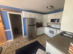 Coffee/tea maker, fridge, microwave, oven - 3BR Single-Level Home near Fort Campbell | Sleeps 10, Pet-Friendly (Clarksville)