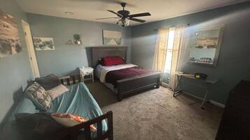Desk, iron/ironing board, WiFi, bed sheets