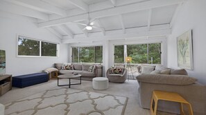 Living area - Treetops - Family House (AVOCA BEACH)