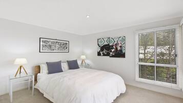 5 bedrooms, iron/ironing board, Internet, bed sheets