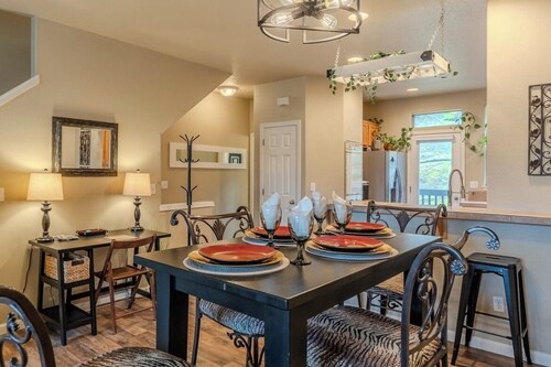 3-Min walk to McMenamins Edgefield