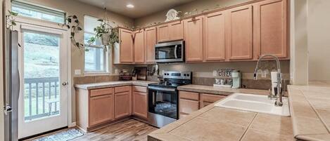 Frigorífic, microones, forn i placa de cuina