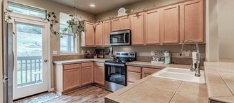 3-Min walk to McMenamins Edgefield