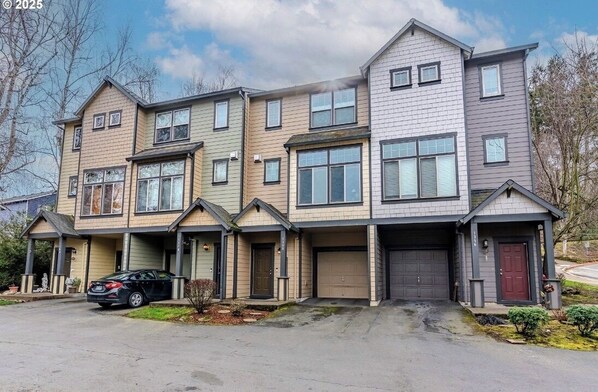 Exterior - 3-Min walk to McMenamins Edgefield (Troutdale)