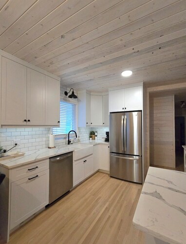 Emma Lake Sunset Bay retreat! One minute walk to the beach with large deck/yard!