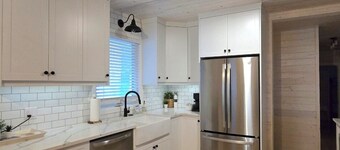 Emma Lake Sunset Bay retreat! One minute walk to the beach with large deck/yard!