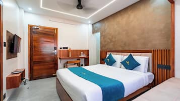 Habitación Deluxe doble, vistas a la ciudad | Escritorio y espacio para trabajar con un portátil