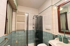 تجهيزات دش، مجففات شعر، مراحيض شطف، مناشف