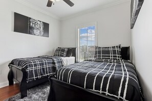 4 bedrooms, iron/ironing board, internet, bed sheets - Lacumba’s Bayou – Near LSU, SU & Downtown BR (Addis)