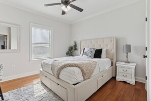 4 bedrooms, iron/ironing board, internet, bed sheets