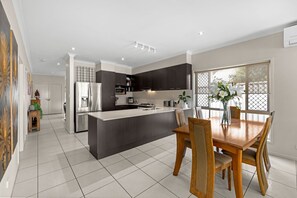 Micro-ondes, four, plaque de cuisson, lave-vaisselle