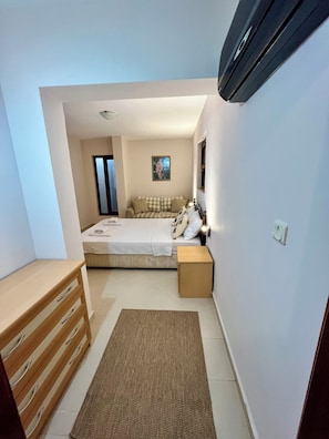 Iron/ironing board, WiFi, bed sheets