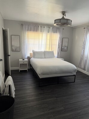 1 chambre, fer et planche à repasser, lit de bébé portatif