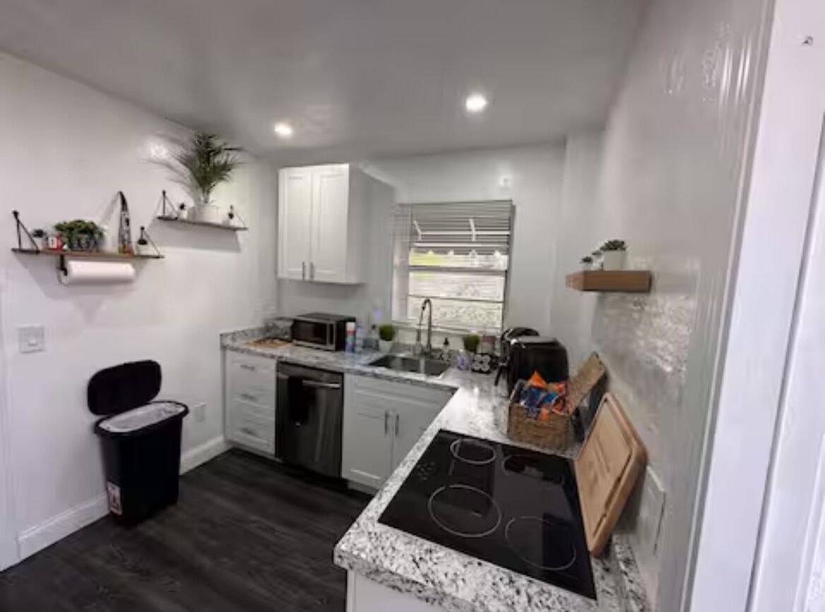 Fridge, microwave, stovetop, dishwasher