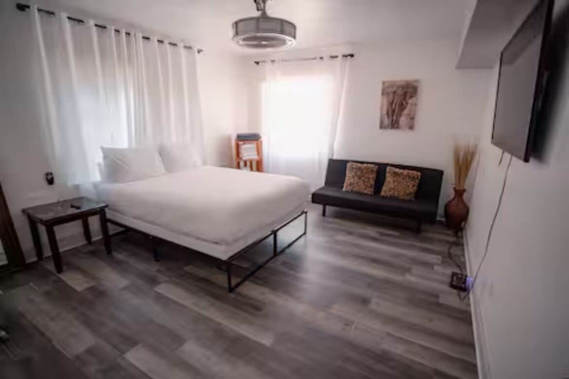 1 chambre, fer et planche à repasser, lit de bébé portatif