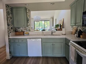 Mikrowelle, Ofen, Herdplatte, Geschirrspüler