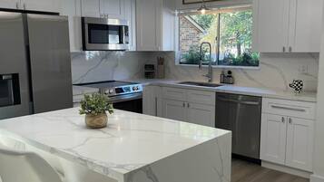 Microondas, horno, parrilla de estufa y lavavajillas