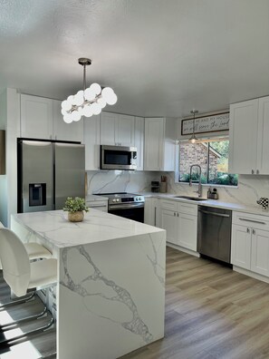 Mikroaaltouuni, uuni, liesi, astianpesukone