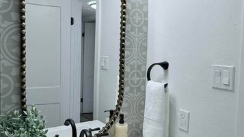 Haartrockner, Handtücher, Seife, Toilettenpapier