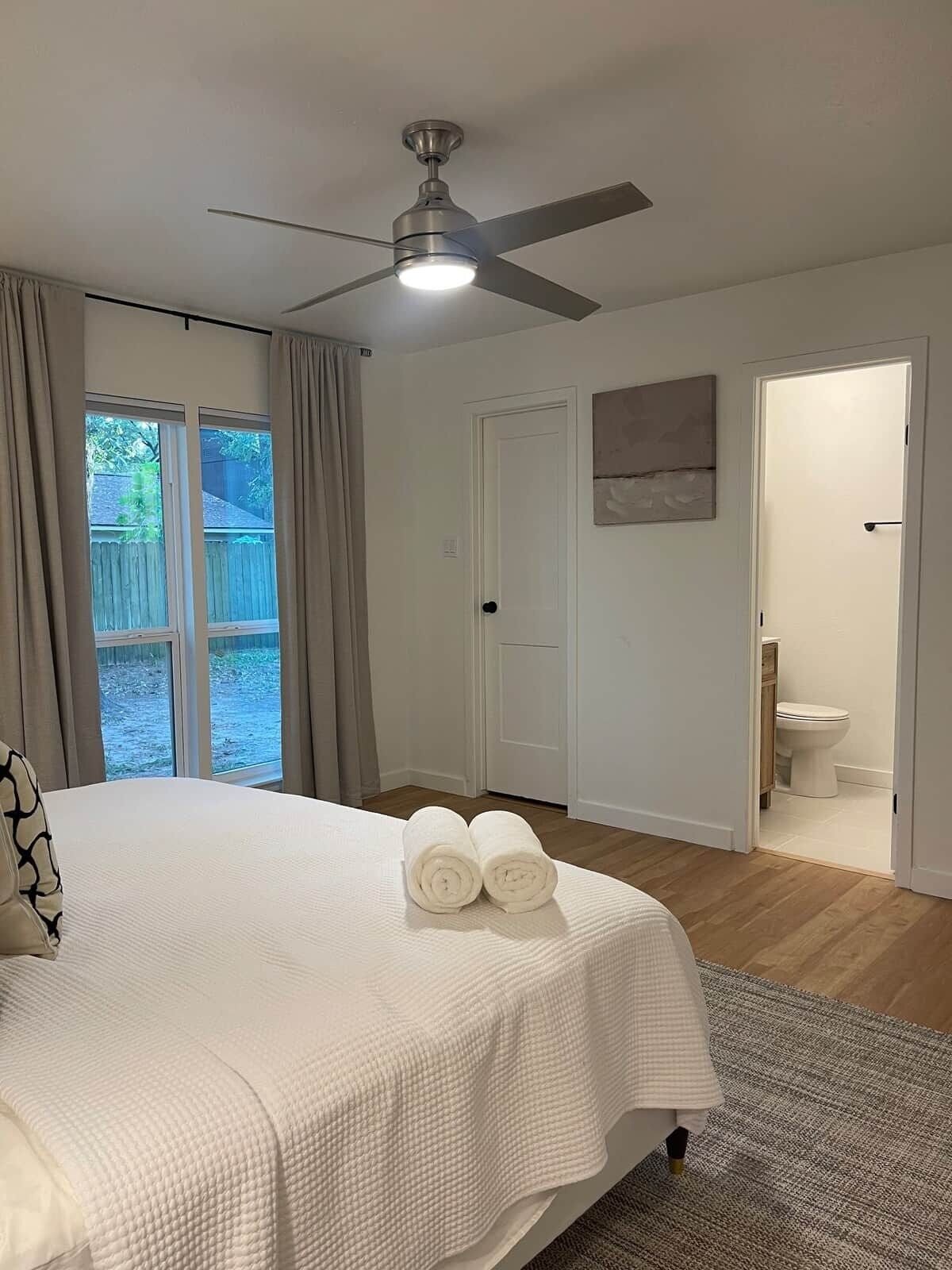 3 habitaciones, tabla de planchar con plancha, wifi y ropa de cama 
