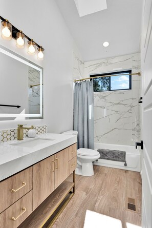 Bathroom - Modern Stylish Townhome close to everything CDA-Silverwood, Downtown, Lake (Coeur d Alene)